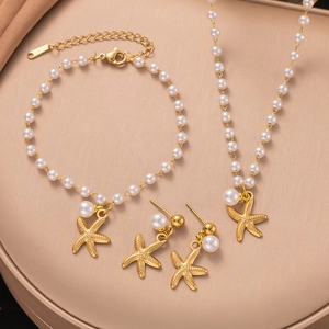 Set gioielli boho di perle con ciondoli a stella marina su vassoio in pelle chic