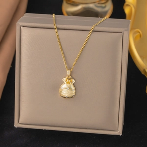 Elegante Halskette mit Gold-Geldbeutel-Anhänger und Zirkonia auf einer Schmuckbox