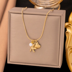 Minimalistische Barock-Perlenkette mit goldenem Seestern und Muschelanhänger an Schlangenkette