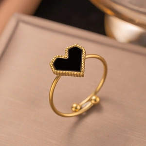 Anello regolabile a cuore dorato con inserto nero e bordo con perline da donna