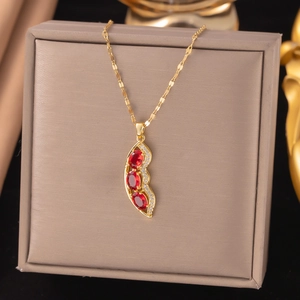 Elegante goldene Blatthalskette mit drei roten ovalen Edelsteinen und Diamantenbesatz