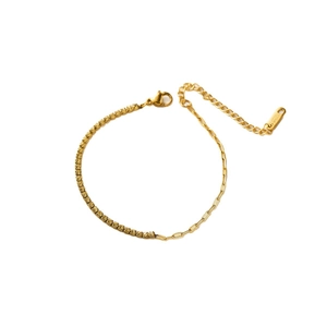 Goldenes Armband aus Edelstahl mit funkelnden Zirkoniasteinen und Flechtkettendesign