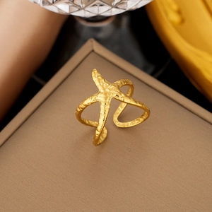 Goldener Seestern-Ring in offener Form mit Hammerschlag-Struktur und Vintage-Design