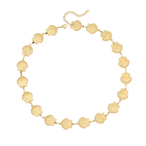 Collana in acciaio inossidabile dorato con ciondoli a conchiglia e chiusura a moschettone