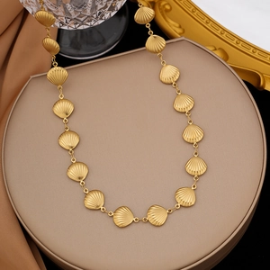 Luxuriöse goldene Muschelhalskette mit strukturierten Muschel-Anhängern auf Display