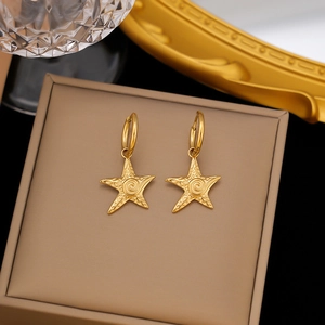 Detaillierte Makroansicht der goldenen Seestern-Ohrhänger auf einem Luxus-Display