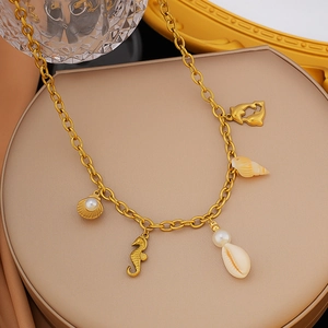 Goldene Edelstahl-Ozeanhalskette mit Muschel- Seepferdchen- und Perlenanhängern an Gliederkette