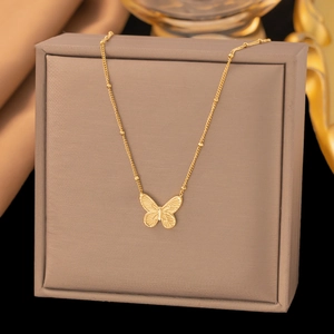 Elegante goldene Schmetterlingskette mit kleinen Perlen auf einer Edelstahlkette