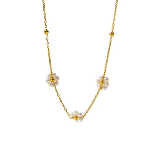 Collana a catena in acciaio al titanio dorato con fiori di perle fatti a mano per donna