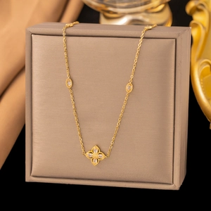 Élégant collier trèfle à quatre feuilles plaqué or 18K sur une boîte à bijoux carrée