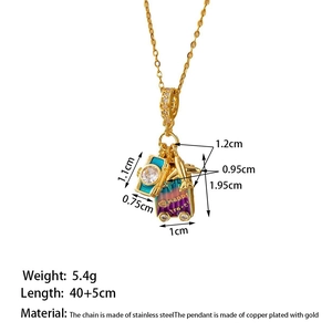 Détail du collier de voyage avec breloques émaillées appareil photo et valise