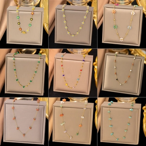 Collana Bracciale in Acciaio al Titanio con Margherita e Pietre Colorate per Donna Gioielli Minimalisti in Perle Artificiali