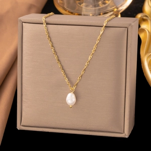 Élégant collier chaîne dorée avec pendentif perle baroque blanche pour femme