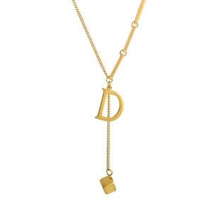 Collana minimalista in titanio dorato con pendente D e charm a forma di cubo