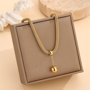 Élégant collier en maille plaqué or avec doubles pendentifs sphériques sur présentoir luxe