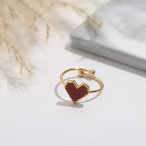 Bague ajustable en acier doré avec cœur rouge et détails de bordure perlée chic