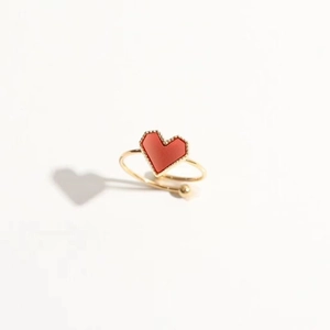 Bague réglable en titane doré avec motif cœur rouge et texture perlée élégante