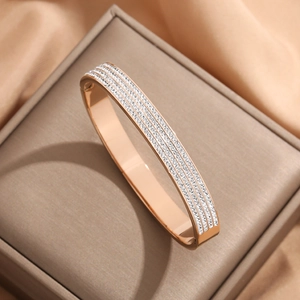 Bracelet élégant en acier titane rose doré avec quatre rangées de diamants micro-pavé étincelants