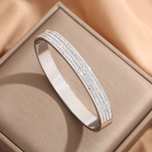 Bracelet luxueux en acier titane argenté avec quatre rangées de cristaux scintillants