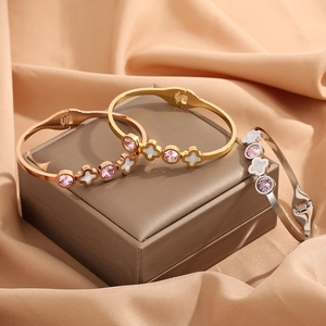 Titanstahl Vierblättriges Kleeblatt Armreif Rosa Zirkonia Vergoldet Perlmutt-Optik Eleganter Offener Armreif Für Damen Schmuck