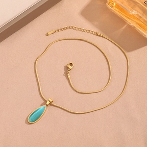 Elegante collana a catena serpente dorata con ciondolo a goccia turchese