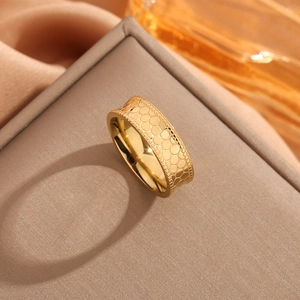 Detailaufnahme des goldenen Drachenschuppen-Rings auf einer luxuriösen Schmuckbox