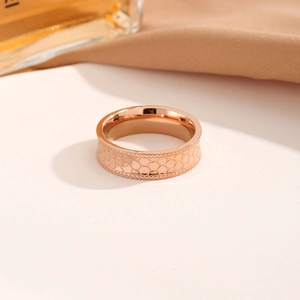 Polierter 18k Roségold Drachenschuppenring mit strukturierter Oberfläche und Perlranda