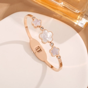 Bracelet jonc trèfle en or rose avec nacre blanche et cristaux brillants élégants