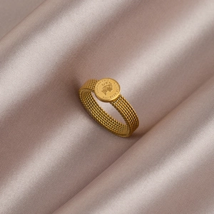 Bague en maille dorée avec pièce Reine Elizabeth II sur fond de soie violette