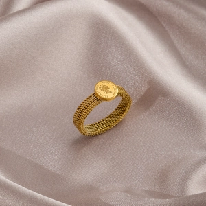 Bague vintage dorée maillée avec relief pièce Elizabeth II sur fond de satin violet