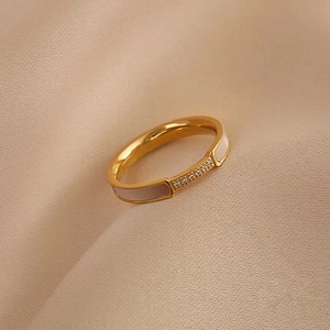Minimalistische roségouden ring met schelpinleg en zirkonia op een zijden achtergrond