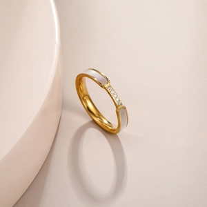 Detail van de roségouden titanium ring met witte schelp inlay en micro-gezette zirkonia