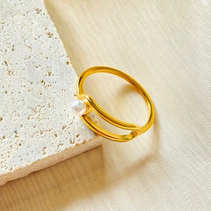 Bague minimaliste en titane plaqué or 18 carats avec perle blanche ronde sur fond de soie