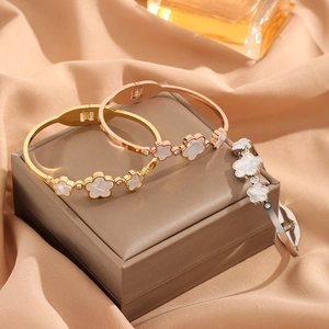 Bracelet Jonc Ouvert en Acier au Titane avec Fleurs en Perles Artificielles Blanches et Strass Trèfle pour Femme Bijoux