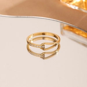Eleganter vergoldeter Tropfenring mit Zirkonia und Spiegelreflexion in Goldoptik