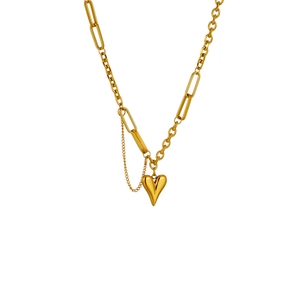 Dettaglio di un ciondolo a cuore dorato con un design unico di catena a maglie miste