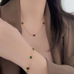Parure collier et bracelet dorés élégants avec pierres carrées en zircon vert émeraude