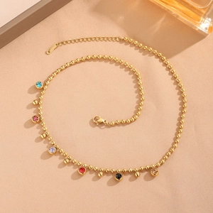 Vue macro du collier à perles plaqué or 18 carats avec pendentifs en cristal coloré