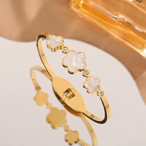 Bracelet élégant en acier titane doré avec trois motifs de fleurs en nacre sertis