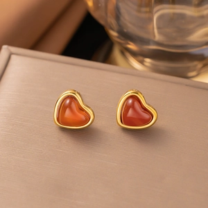 Elegante goldene Herzohrringe mit natürlichen roten Achatsteinen in einer Geschenkbox
