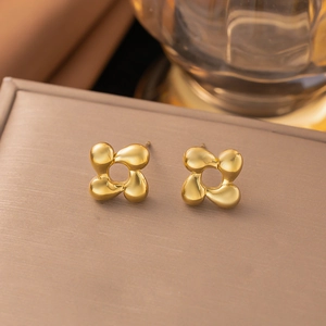 Minimalistische goldene Edelstahl-Ohrstecker in Blumenform mit hohlem, feinem Blumendesign