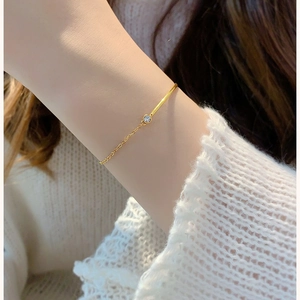 Minimalistisches goldenes Titanstahl-Armband mit Goldrohr-Glied und klarem Zirkonia