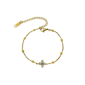 Gouden klaverarmband van titanium staal met witte zirkonia en verstelbare karabijnsluiting