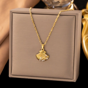 Détail du pendentif coquillage doré avec relief étoile de mer et perles sur chaîne fine