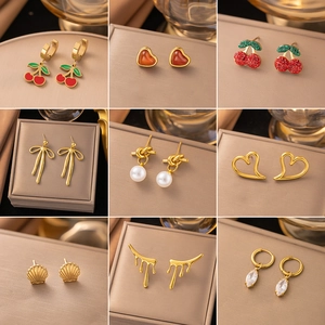 Set aus neun vergoldeten Ohrringen mit Perlen, Kristallen und Kirschmotiven