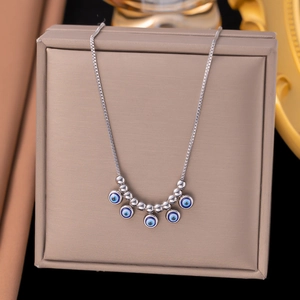 Detailansicht der silbernen Evil Eye Halskette mit fünf blauen Anhängern und feiner Boxkette