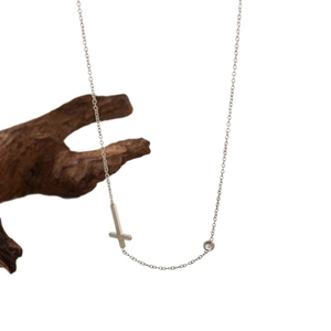 Elegantes Silberhalsketten-Set mit minimalistischem Kreuzanhänger und funkelndem Rundzirkon