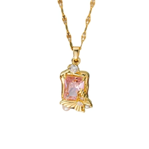 Halskette im französischen Stil mit rosa Kristall und goldenem Schmetterlingsanhänger