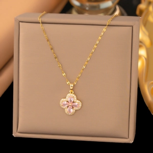 Detail der goldenen Kleeblatt-Kette mit rosa Steinen und Zirkonia-Verzierung
