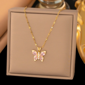 Detailaufnahme des Anhängers mit rosa Edelsteinblumen an einer goldenen Kette